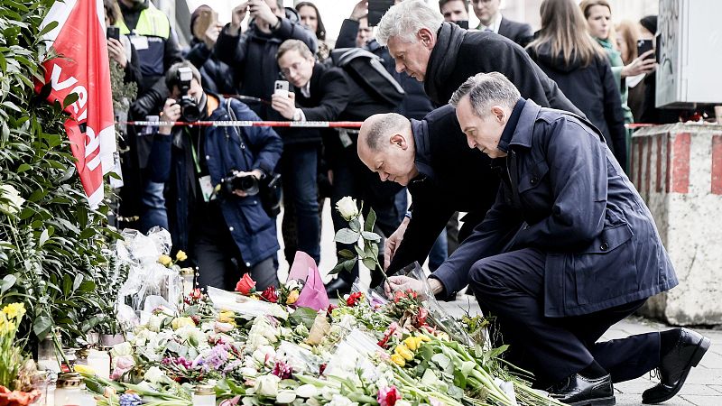 El canciller alemán, Olaf Scholz, deposita flores en el lugar del atentado de Múnich