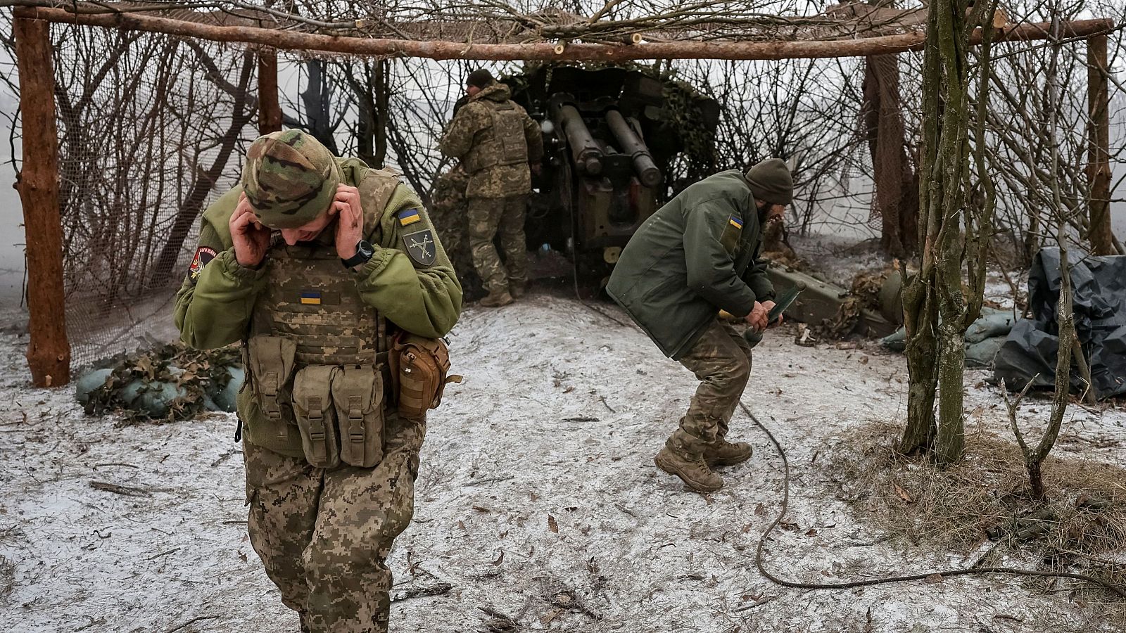 Tropas ucranianas disparan al Ejército ruso cerca de Pokrovsk, en Donetsk, en una imagen de archivo