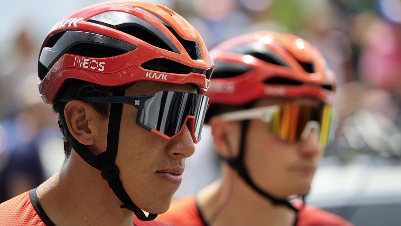 Egan Bernal, ciclista de Ineos (en primer plano), antes de una carrera