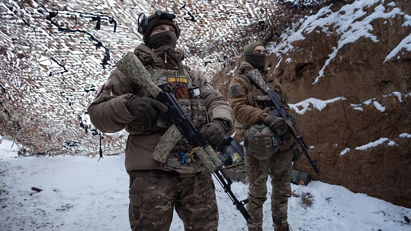 Uniformados ucranianos en el frente del Donbás