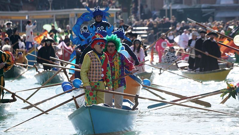 Remeros vestidos con trajes de carnaval durante el desfile de la Pantegana en Venecia