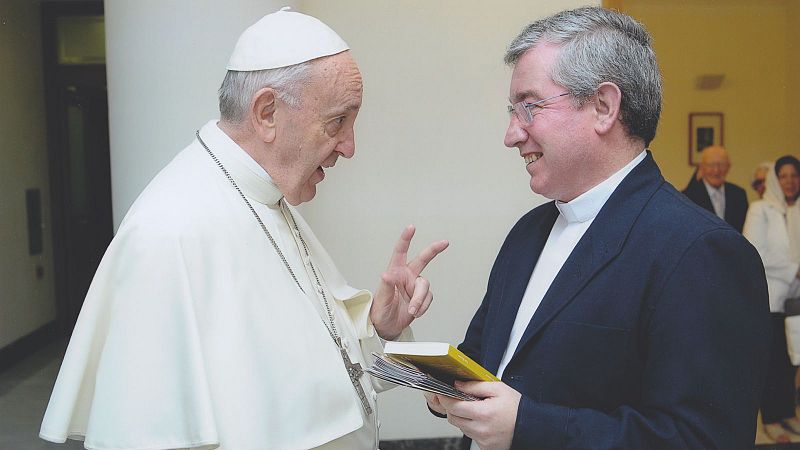 Fernando Prado, periodista y obispo de San Sebastián, conversando con el papa Francisco.