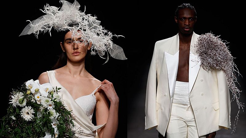 Modelos mostrando diseños de Mans para otoño-invierno 2025 en la Mercedes Benz Fashion Week Madrid. Vestido blanco satinado y traje blanco con pluma decorativa.