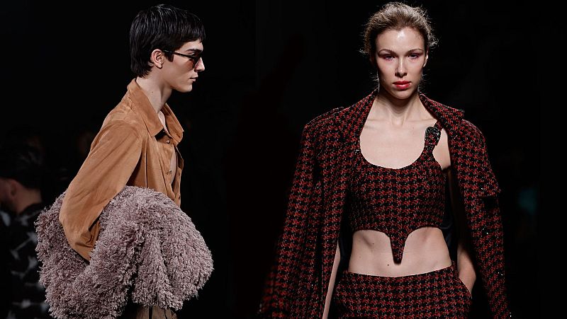 Desfile de moda: dos modelos presentan diseños; una con camisa marrón y accesorio malva, la otra con conjunto de dos piezas estampado pata de gallo rojo y negro.