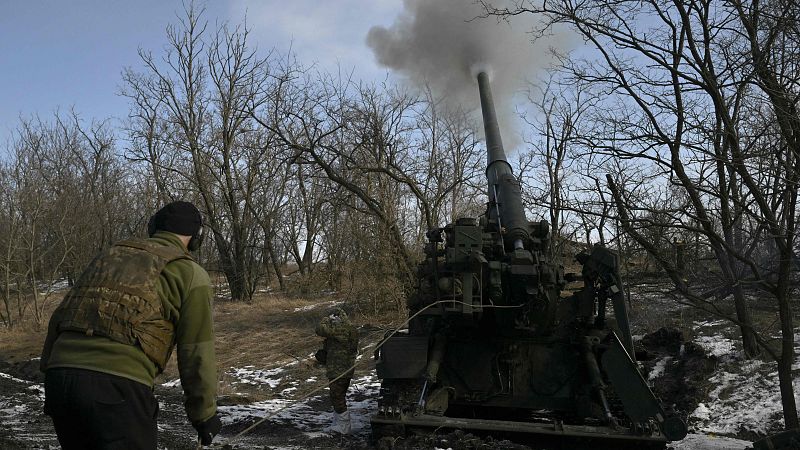 Militares ucranianos de la 43 Brigada de Artillería disparan un cañón autopropulsado 2S7 Pion hacia posiciones rusas, en una línea del frente en la región de Donetsk, el 22 de febrero de 2025