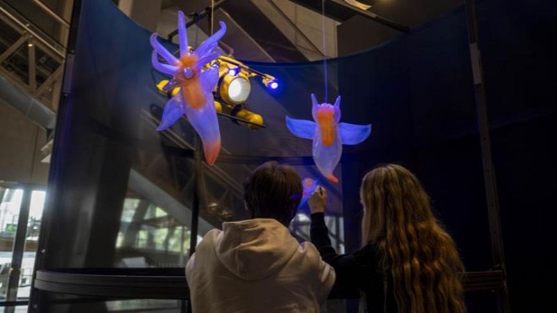 Dos visitants observen els éssers de ficció a l'entrada de la mostra | Fundació La Caixa