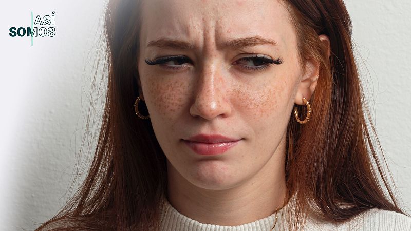 Mujer joven pelirroja con expresión escéptica.  En la imagen se lee "Así Somos 102 Radio".