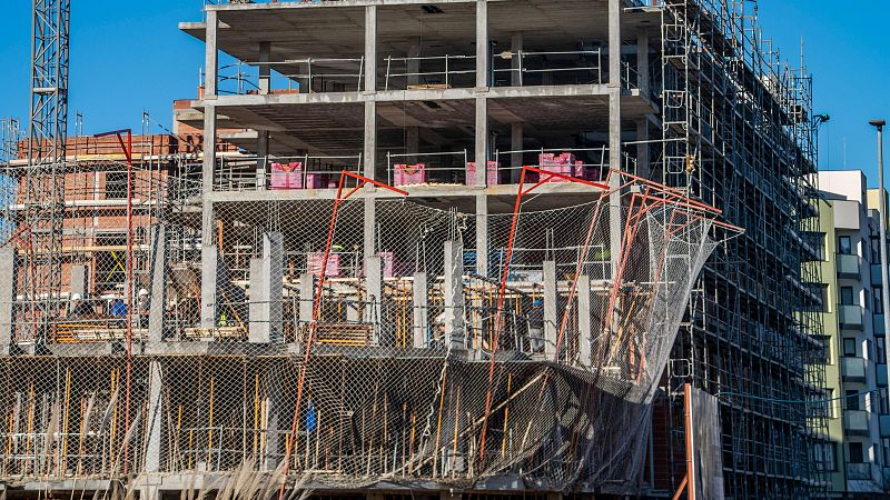Vista de un bloque de pisos en construcción en Santander