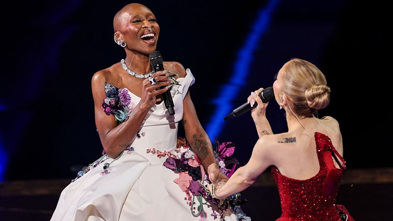 Cynthia Erivo (i) y Ariana Grande (d) durante su actuación en la ceremonia de los Oscar 2025