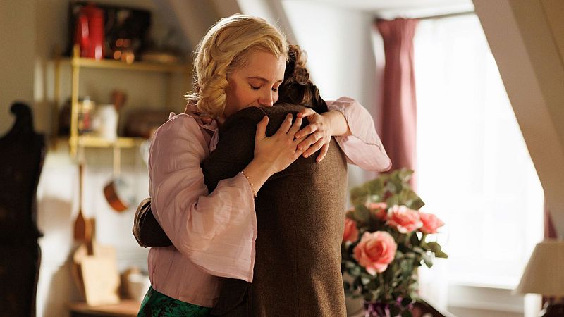 Laurita y Celia se despiden con un beso