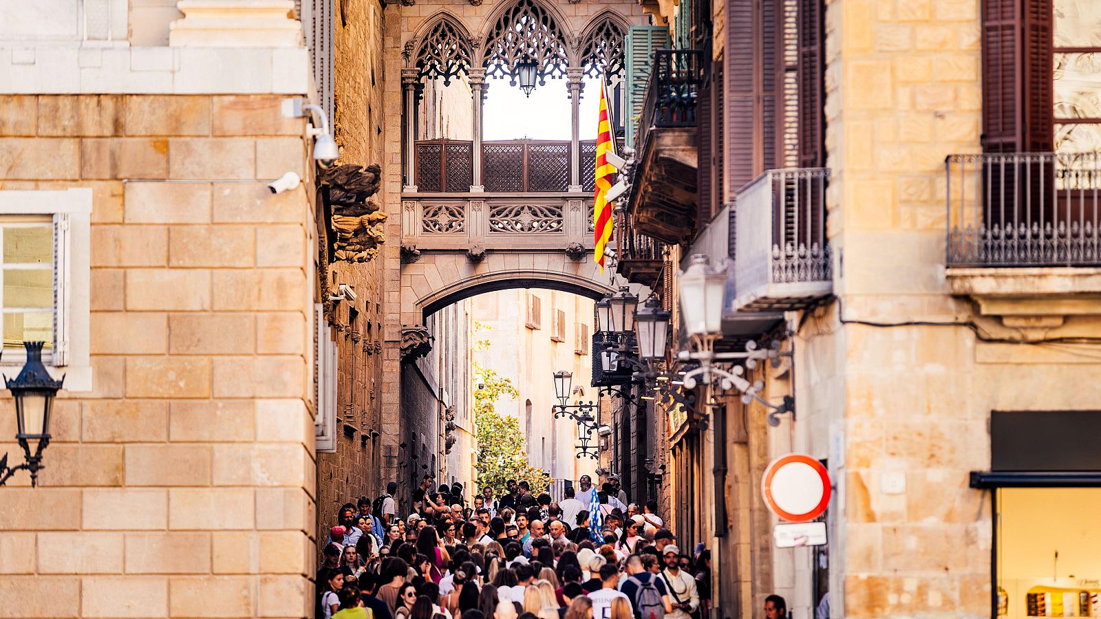 Multitud de turistas en las estrechas callejuelas del Barrio Gótico