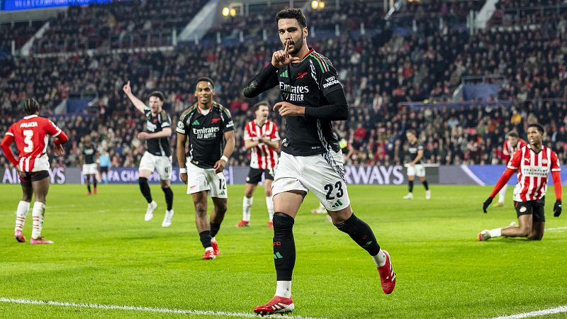 Octavos de final de la Champions League: Mikel Merino celebra su gol con el Arsenal en casa del PSV