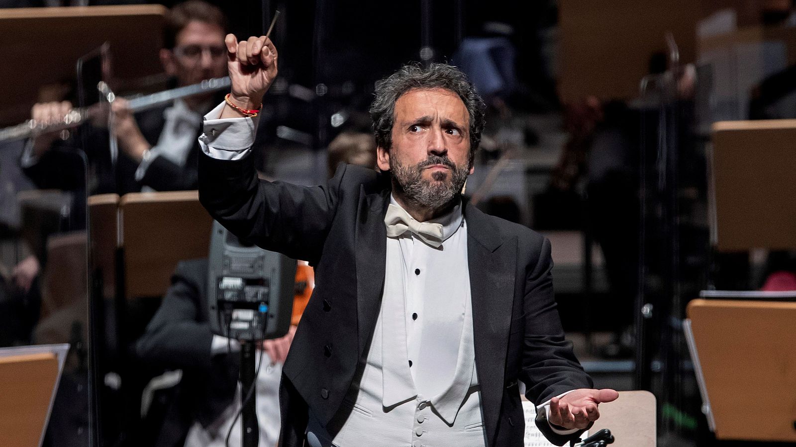 José Manuel Zapata, además de tenor, se ha renovado como director de orquesta y monologuista en espectáculos sinfónicos en los que une el humor con la música clásica y contemporánea.