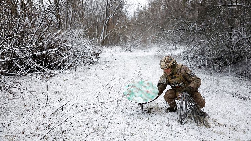 Un soldado ucraniano de la 80ª Brigada de Asalto Aéreo Separado desconecta su Starlink