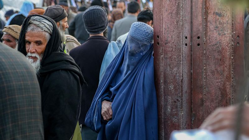 Una mujer afgana vestida con burka en un mercado de Kabul, Afganistán