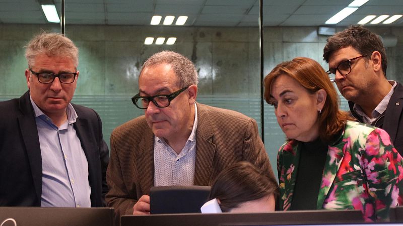 El director de Rodalies, Antonio Carmona, el comissionat pel traspàs de Rodalies, Pere Macias, i la consellera de Territori, Sílvia Paneque, al centre d'operacions de Rodalies