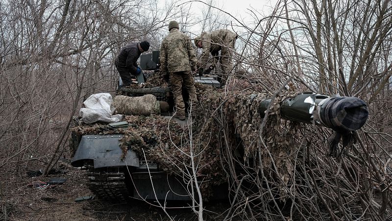 Miembros de la 157.ª Brigada Mecanizada del Ejército de Ucrania realizan reparaciones en el blindaje de un tanque T-64