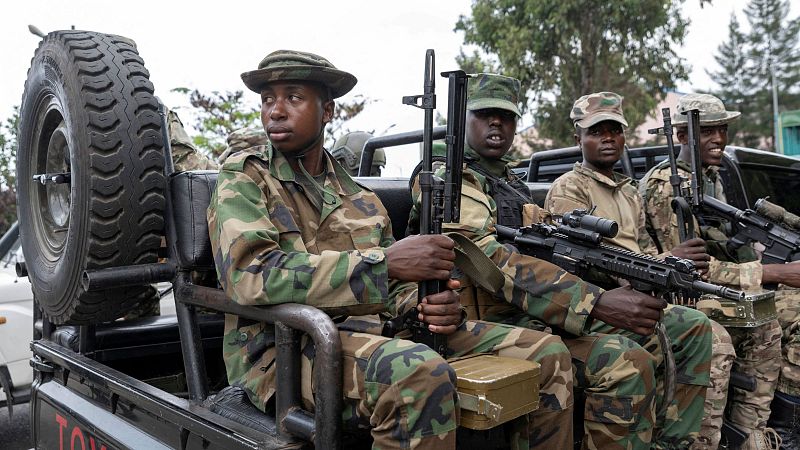 Rebeldes del M23 sentados en un camión en el cruce fronterizo de Goma-Gisenyi Grande Barrie