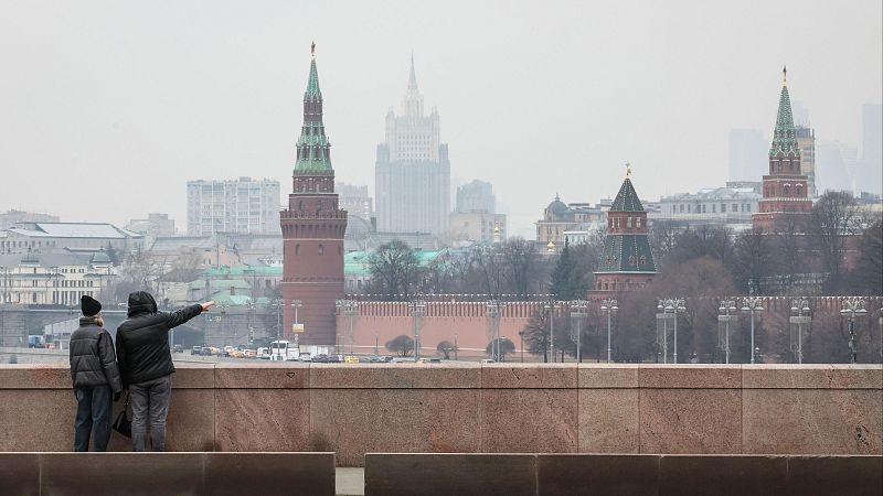Dos personas señalan la ciudad de Moscú y el Kremlin, Rusia, el 12 de marzo de 2025.