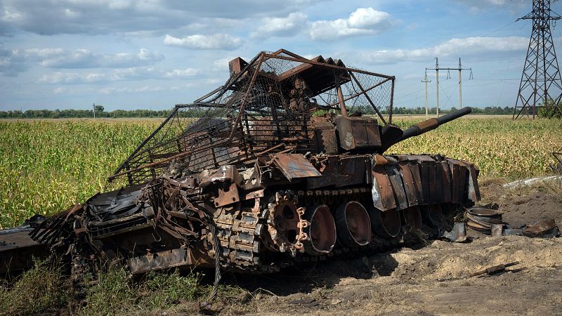 Un tanque ruso destruido al costado de una carretera cerca de la ciudad de Sudzha, en la región de Kursk