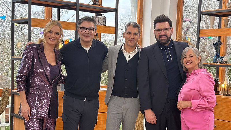 Grupo de cinco personas, incluyendo a Oriol Balaguer, posando en un set de televisión.  Se aprecian atuendos variados: morado brillante, gris, traje oscuro y rosa.