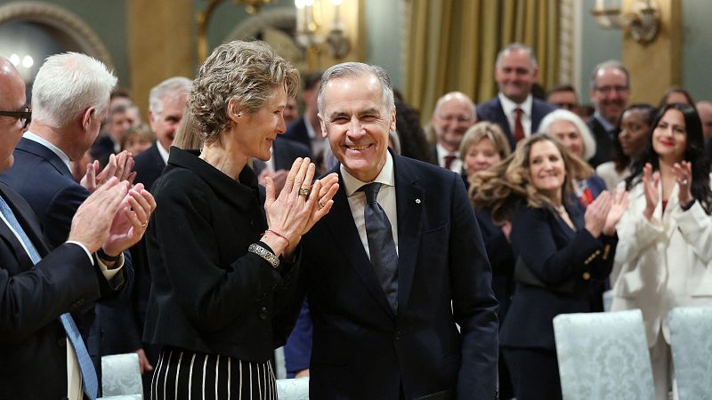 El Primer Ministro designado de Canadá Mark Carney y su mujer Diana Fox Carney llegan a la ceremonia de juramento en el Rideau Hall el 14 de marzo de 2025, en Ottawa, Canadá.