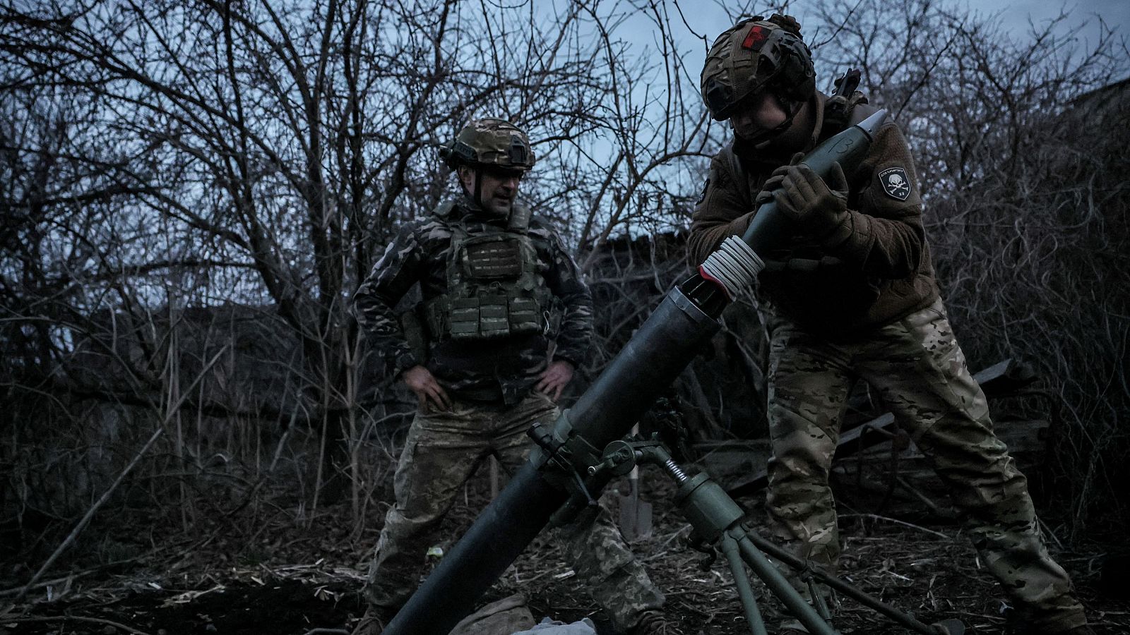 Soldados ucranianos de la 24ª brigada mecanizada disparan un mortero de 120 mm hacia las tropas rusas cerca de la ciudad de Chasiv Yar en la región de Donetsk