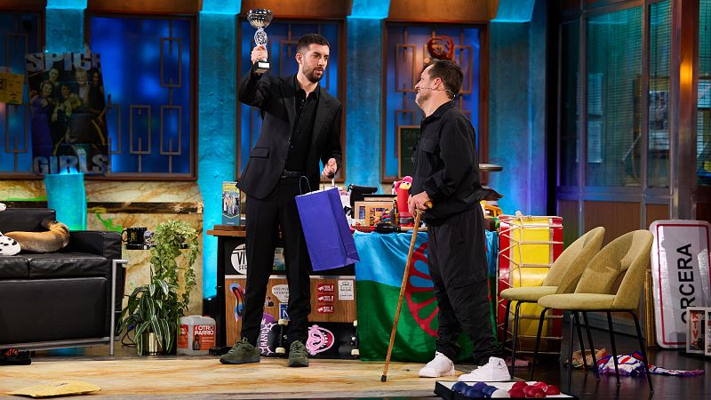 David Broncano levanta el trofeo de boccia de El Langui 17/3/25