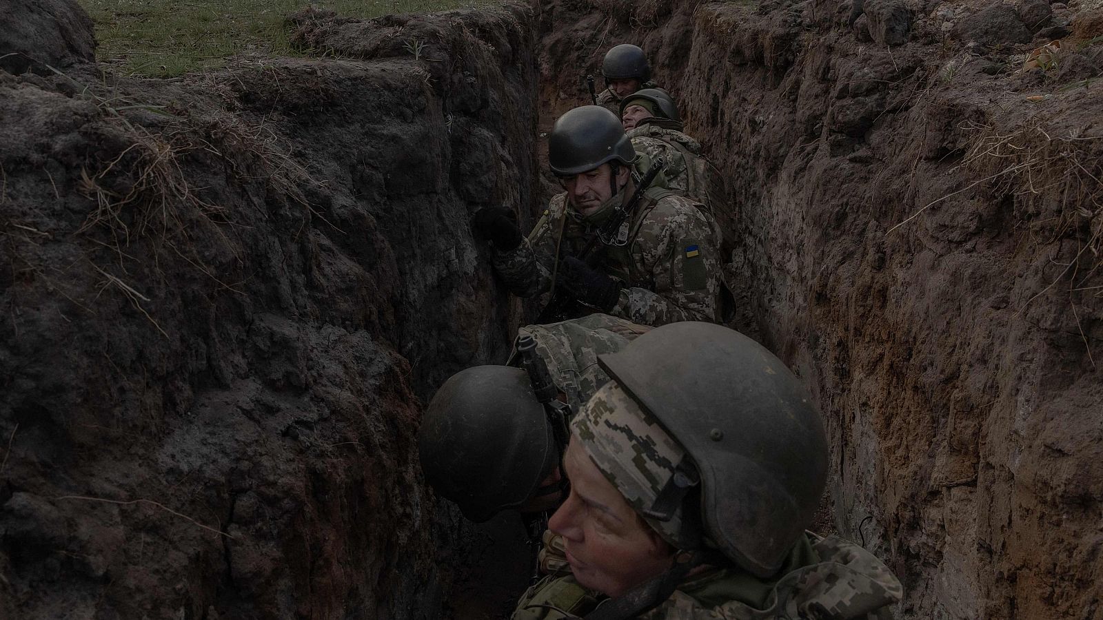 Soldados de la 24ª Brigada Mecanizada del Ejército de Ucrania participan en un ejercicio de entrenamiento de campo de trincheras