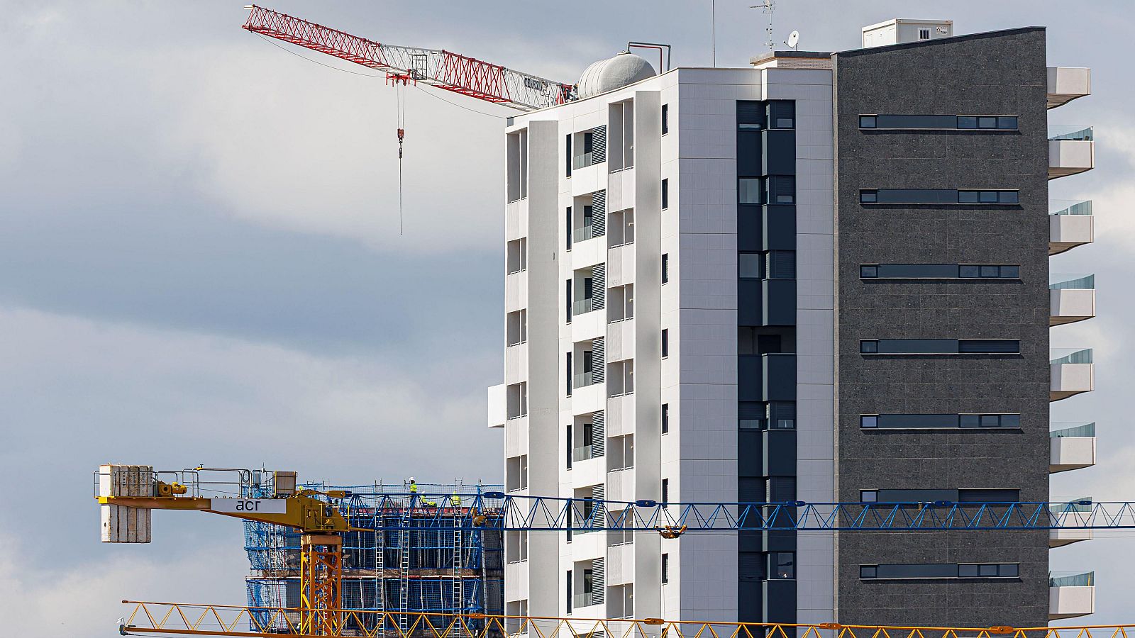 La vivienda nueva es un 44% más cara que la usada y supera un 10% el máximo de la burbuja inmobiliaria, según Tinsa