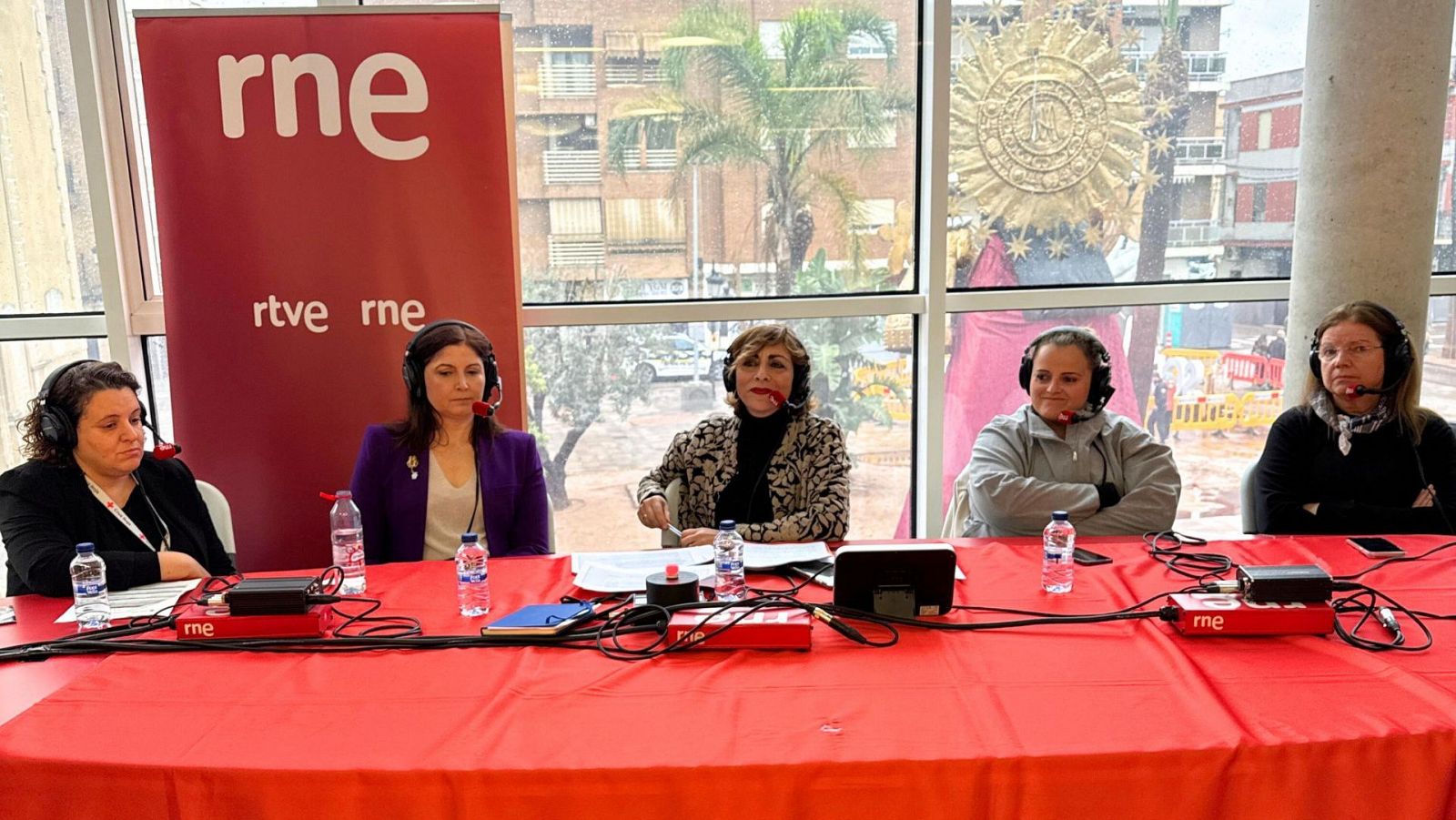 Mamen Asencio ha entrevistado a Maribel Albalat, alcaldesa de Paiporta (segunda por la izquierda).