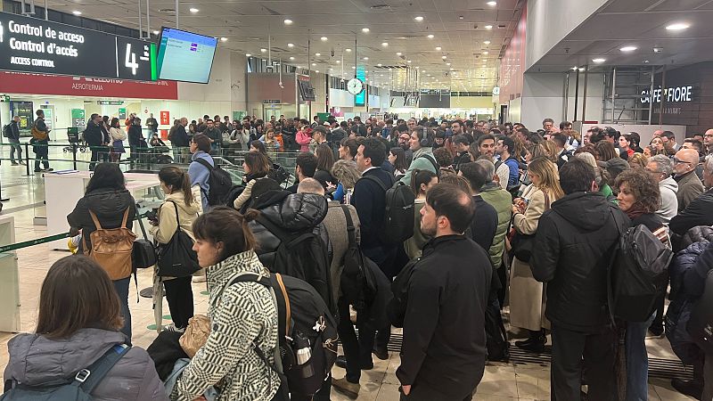 Usuaris de Renfe esperant a l'estació de Sants de Barcelona | ACN