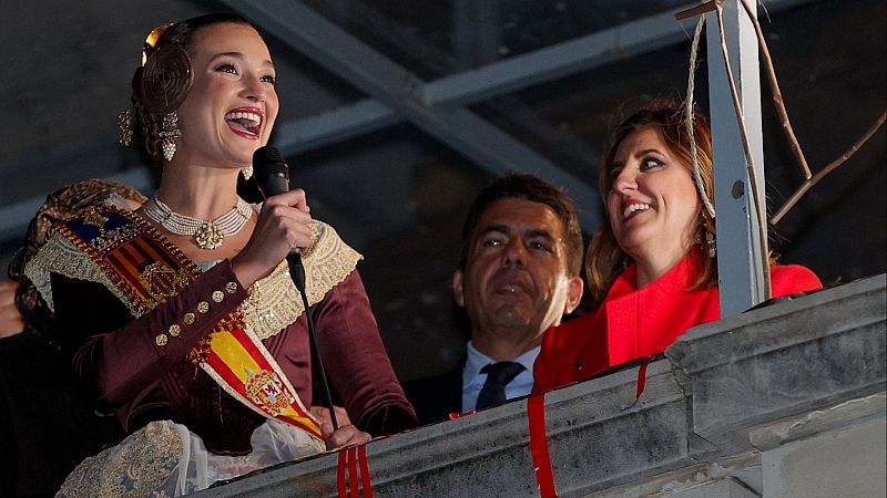 El president de la Generalitat, Carlos Mazón, junto a la alcaldesa de Valencia, María José Catalá y la fallera mayor, Berta Peiró