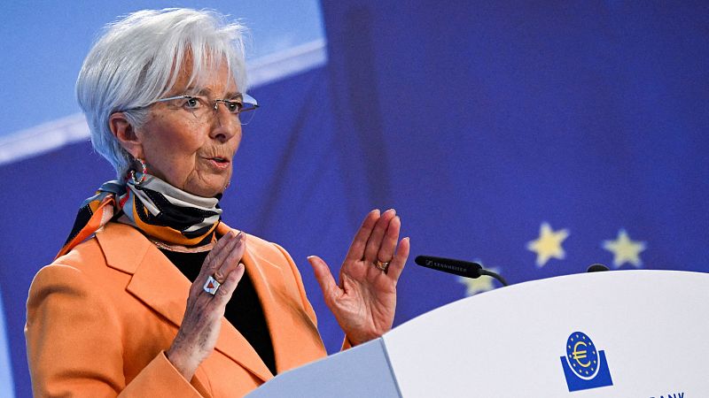 Presidenta del BCE, Christine Lagarde, da un discurso en un evento del BCE. Lleva chaqueta naranja y pañuelo estampado; su expresión es seria.