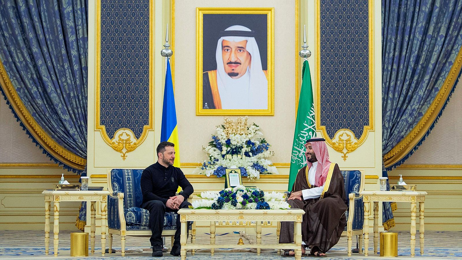 La baza diplomática saudí, un mediador para Rusia y Estados Unidos con la mira en Israel