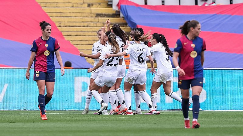 Celebración del Real Madrid Femenino tras una victoria; jugadoras con dorsales 23 y 6, alegría y decepción contrastadas.