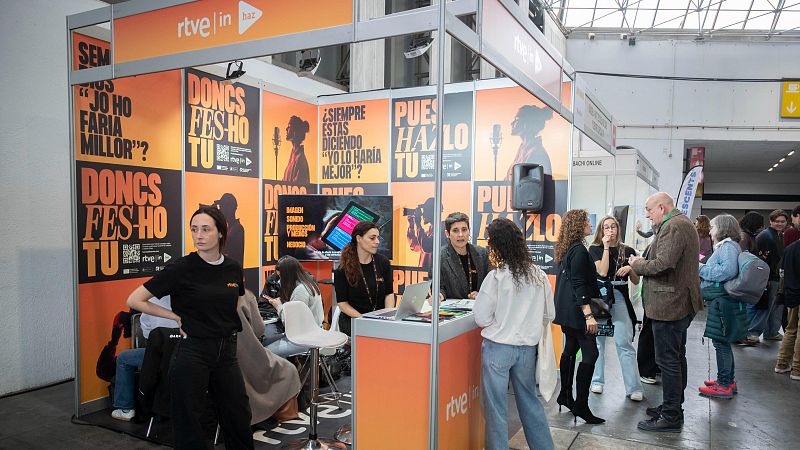 Estand de RTVE Instituto i Proyecto Haz al Saló de l'Ensenyament de Barcelona