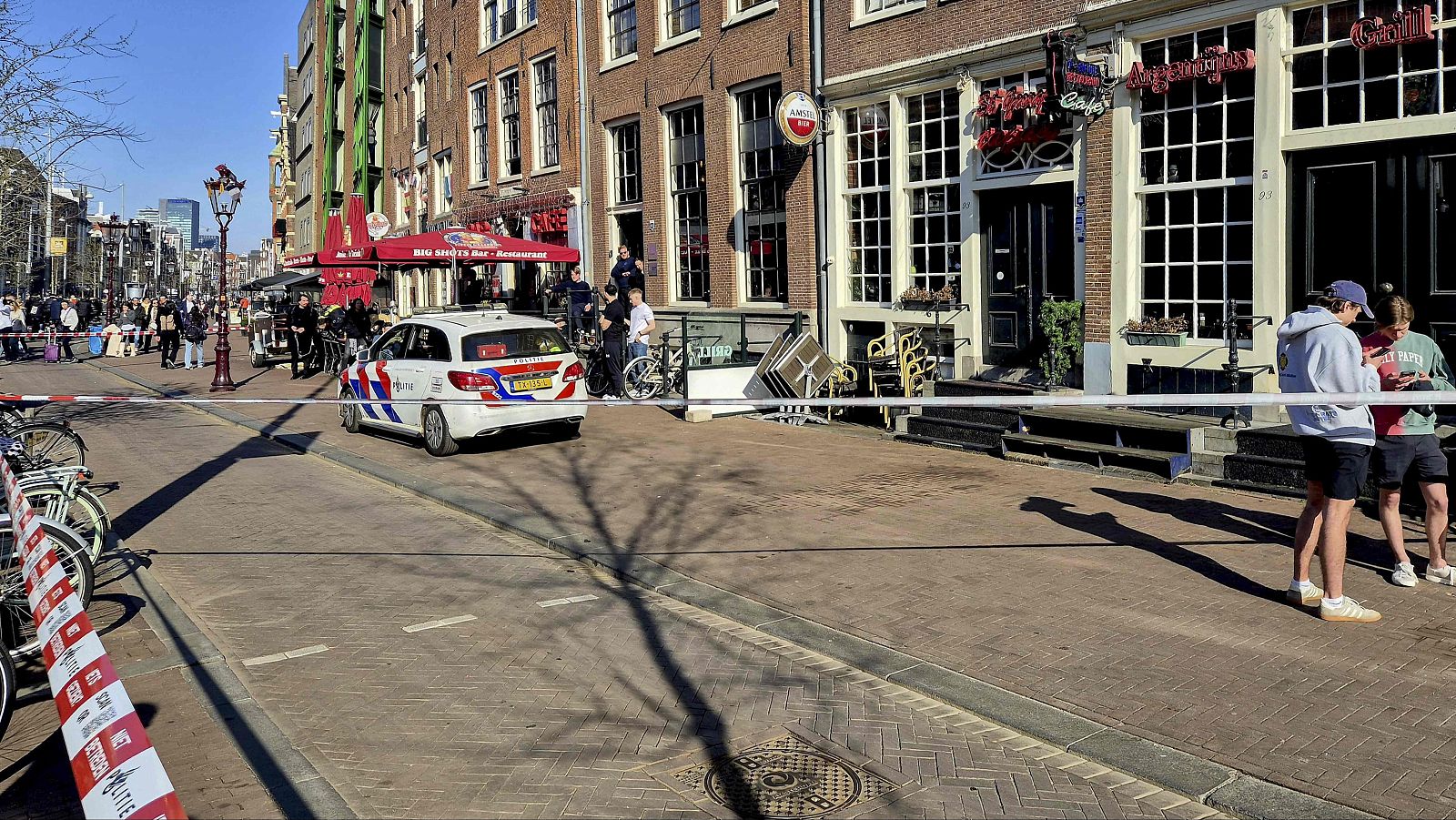 La policía acordona la zona en la que cinco personas resultaron heridas cerca de la céntrica plaza Dam de Ámsterdam