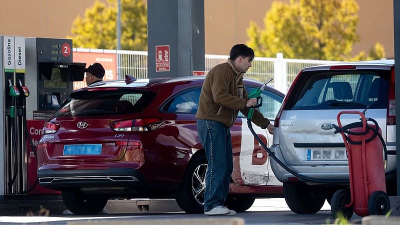 El precio de los carburantes suma cinco semanas a la baja y toca nuevos mínimos anuales