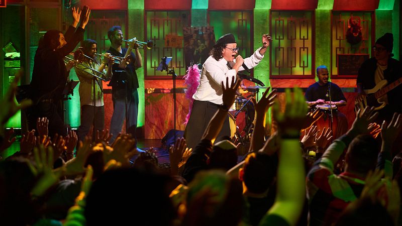 David Broncano y Elvis Crespo bailan "Suavemente" en La Revuelta 27/3/25