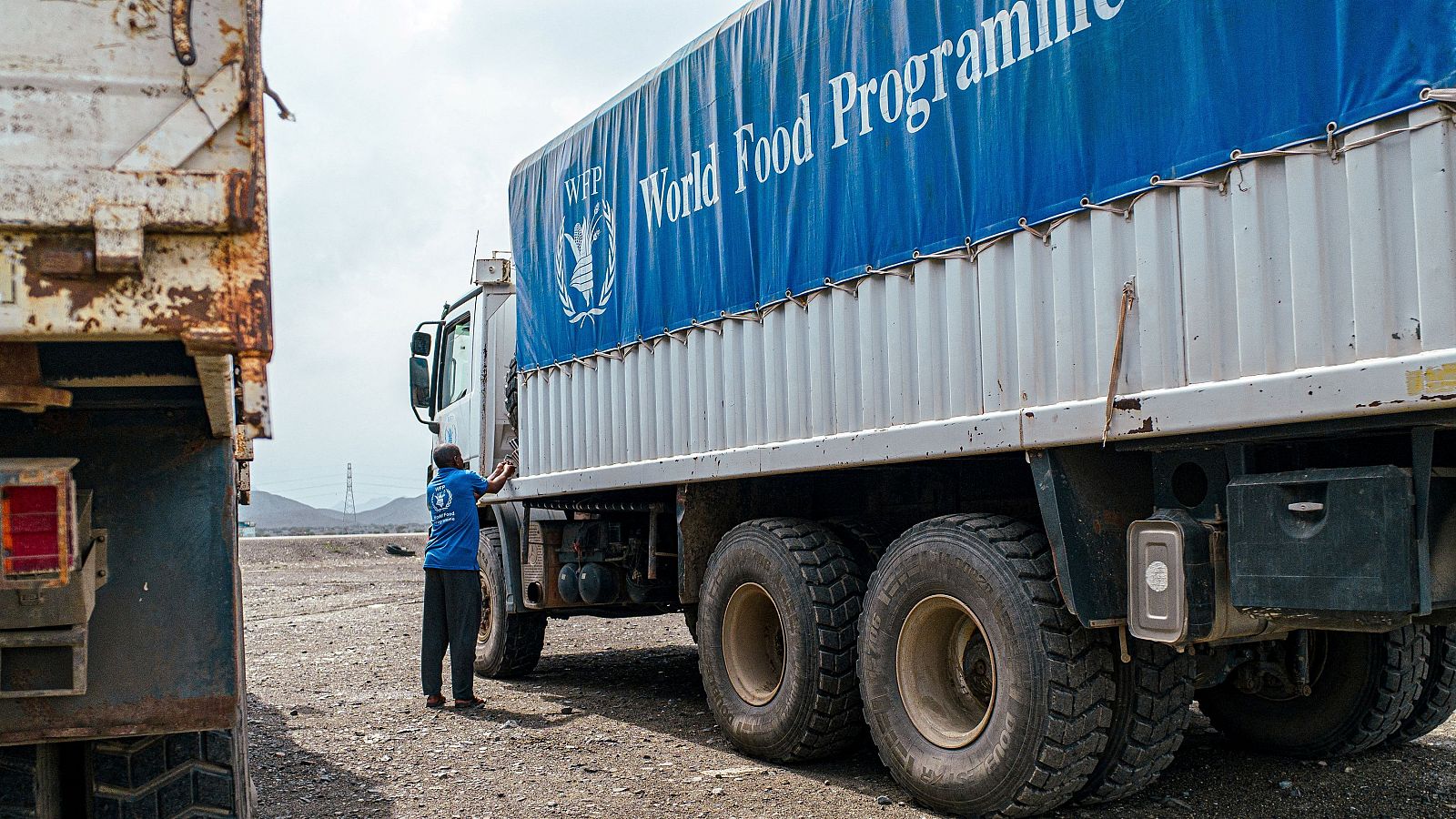 Un trabajador del Programa Mundial de Alimentos (PMA) de la ONU junto a un camión