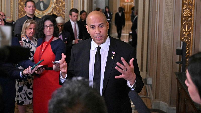 El senador demócrata Cory Booker hablando con los medios de comunicación
