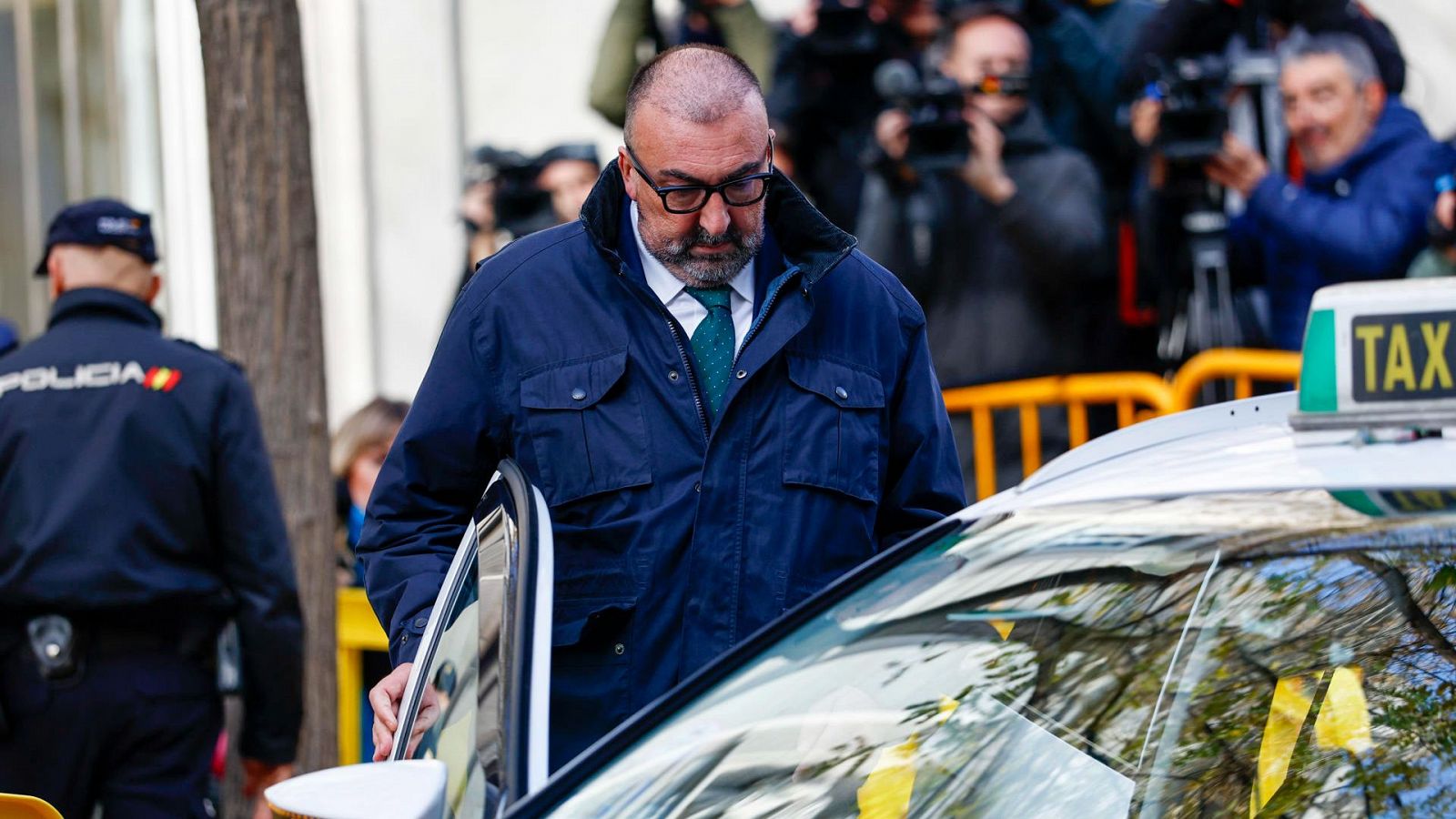 Koldo García, durante años asesor del exministro José Luis Ábalos, se sube en un taxi