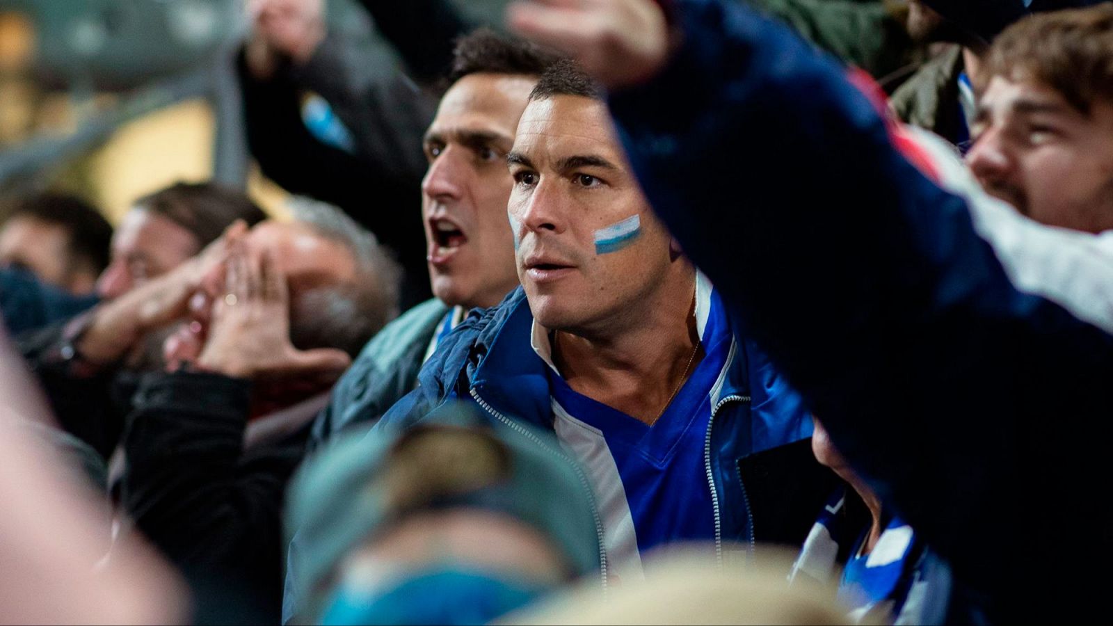 Mario Casas busca su identidad como inmigrante en Países Bajos en 'Muy lejos'.