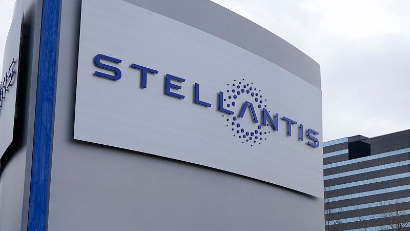 El cartel de Stellantis en el Centro Tecnológico Chrysler, Michigan