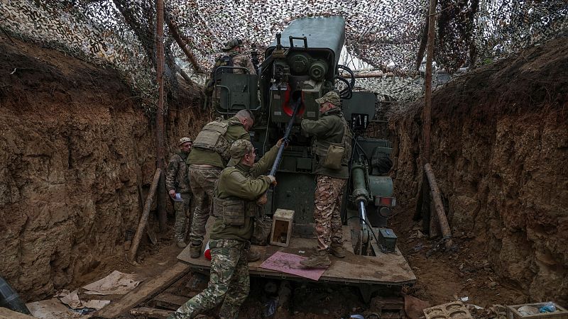 Soldados ucranianos de la 100ª Brigada Mecanizada Separada cargan un proyectil en un obús autopropulsado Bohdana