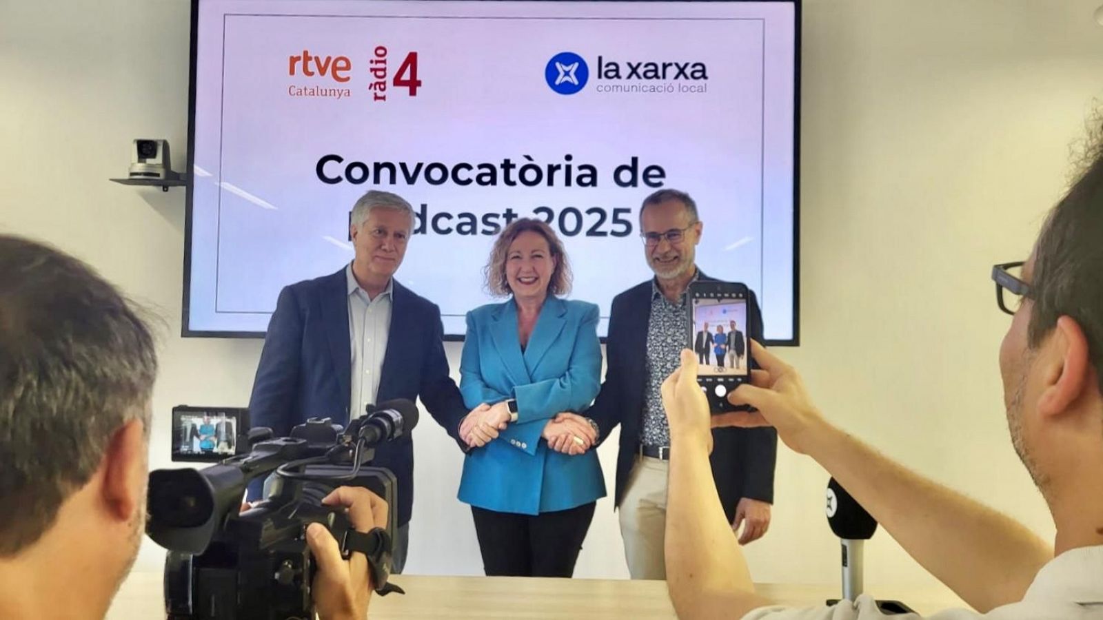 El director de Ràdio 4, Pere Buhigas, la consellera delegada de La Xarxa, Núria de José, i el director de RTVE Catalunya, Esteve Crespo