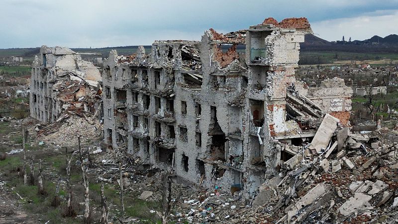 Ruinas de un edificio de apartamentos en la ciudad abandonada de Marinka