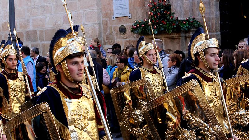 Blancos y azules: La rivalidad histórica de las dos cofradías de Lorca