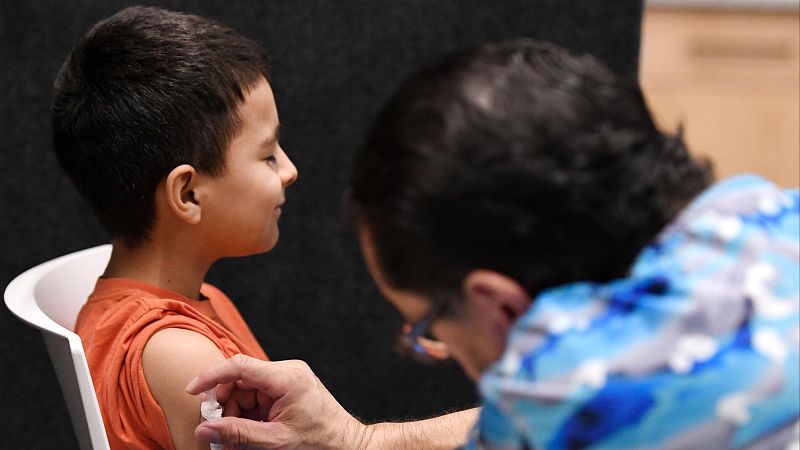 Vacunación de un niño en Texas, epicentro de un brote en Estados Unidos que ha dejado ya dos muertos en el estado